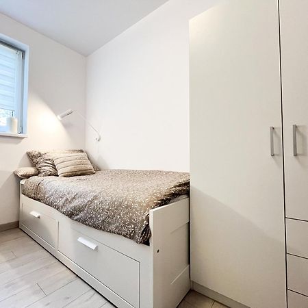 Апартаменты Walk To Park, Modern 2Bd Kitchen! Balcony, Parking Вроцлав Экстерьер фото